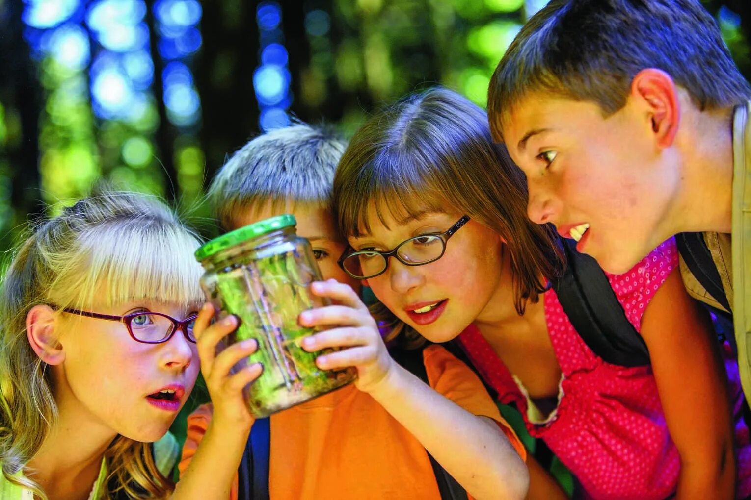 Children natural. Любознательность детей. Школьники на природе. Школьники летом. Подростки на каникулах.