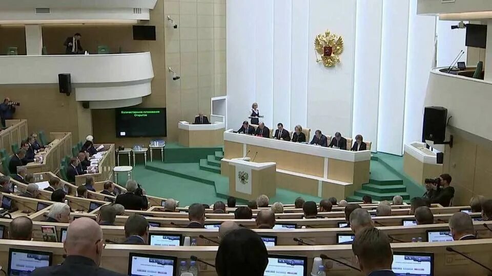 Какие изменения законодательства действуют с 1 августа. 100 новых законов. 100 новых законов. Новое в законе. Новые сто рублей.