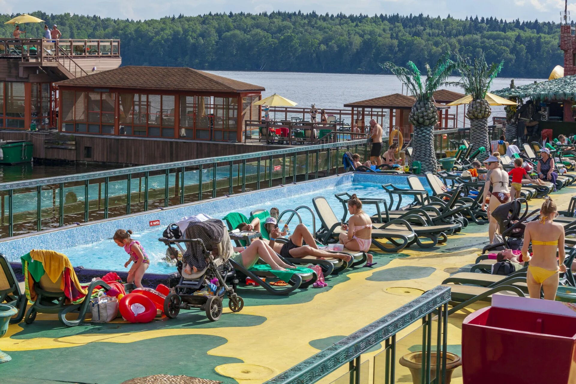 Остров малибу мытищи. Малибу пляж пирогово. Бухта радости малибу пирогово. Развлекательный комплекс малибу пироговское водохранилище. Пироговское водохранилище пляж малибу.