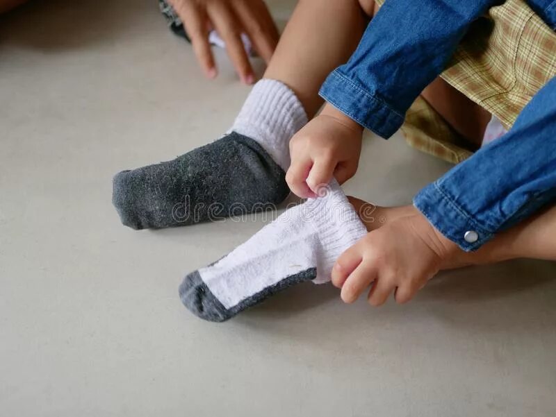 Надевает носки. Ребенок надевает носки. Ребенок одевается. Одеть носки.