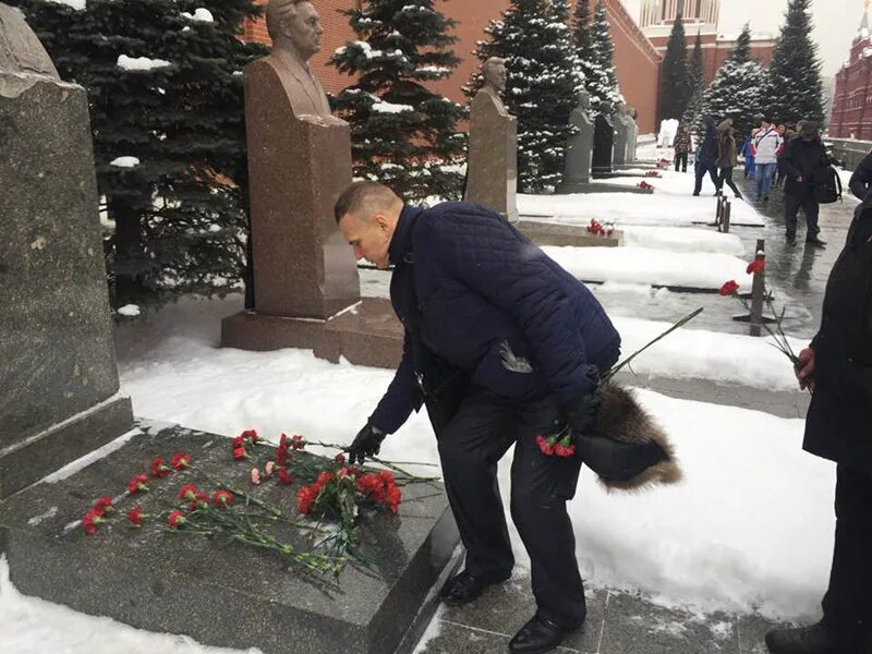 Возложение цветов к могиле ф.э. Дзержинского в Москве.