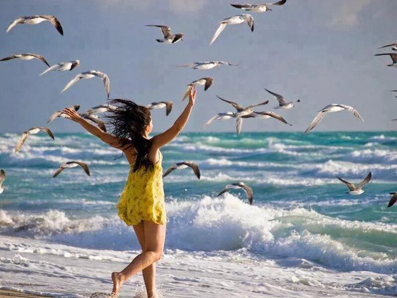 Наслаждайтесь жизнью сегодня. Счастливая девушка. Море птицы девушка. Счастье у моря. Наслаждение жизнью.