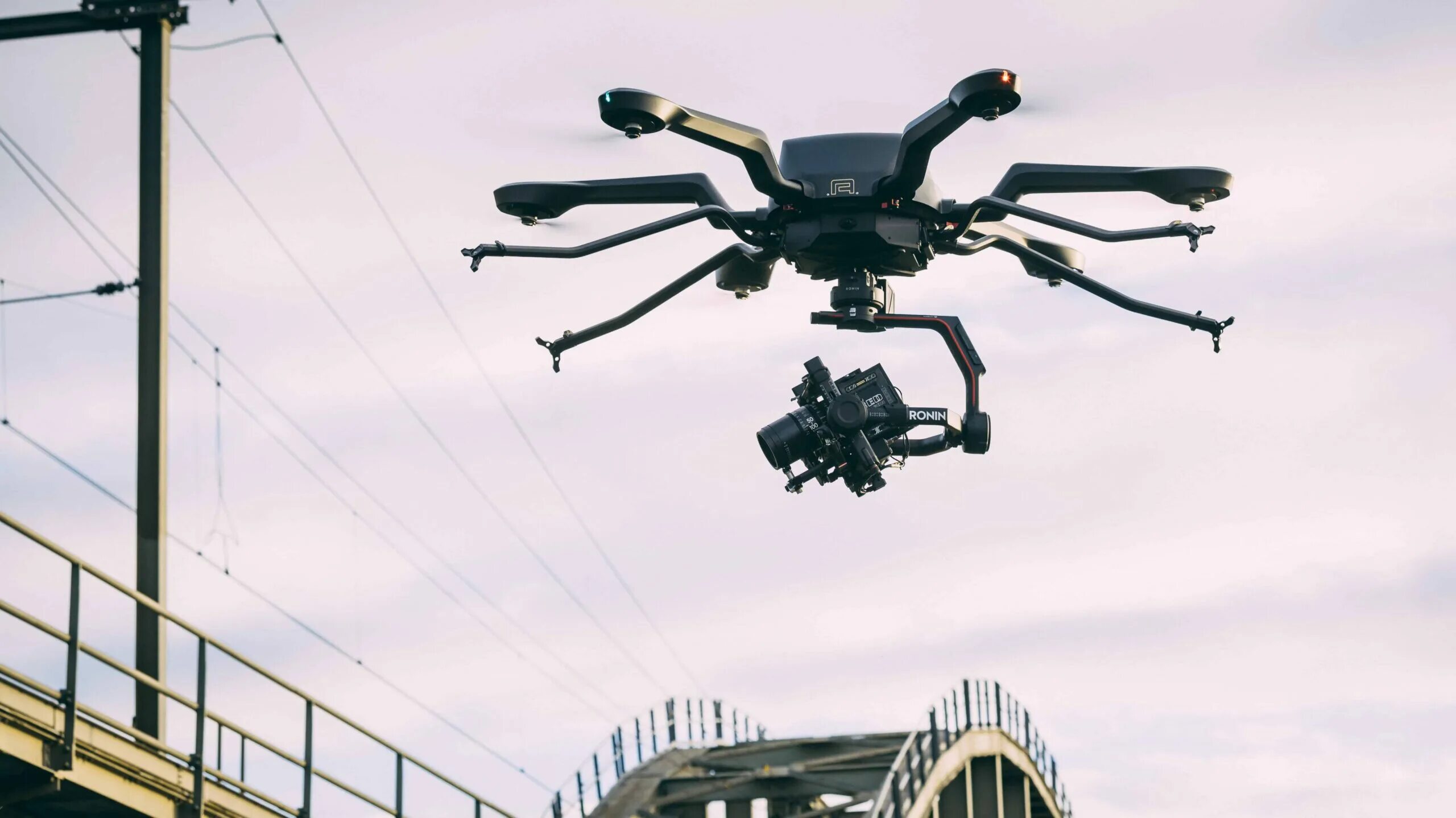 Dji mavic 3 fly. Квадрокоптер съемка. Летающие дроны. Дроны беспилотники. Квадрокоптер в небе.