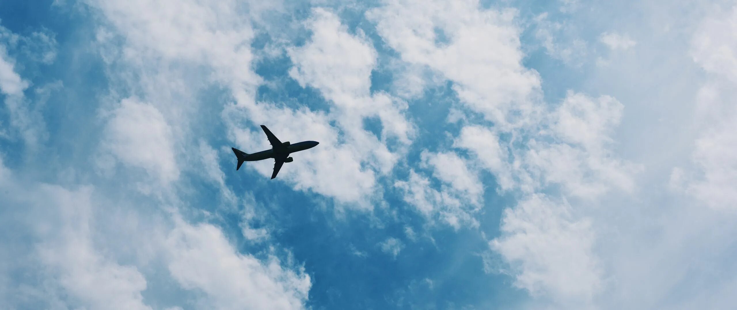 Cfvjktn DF yt,t. Самолет на фоне неба. Небо с самолетом вдалеке.