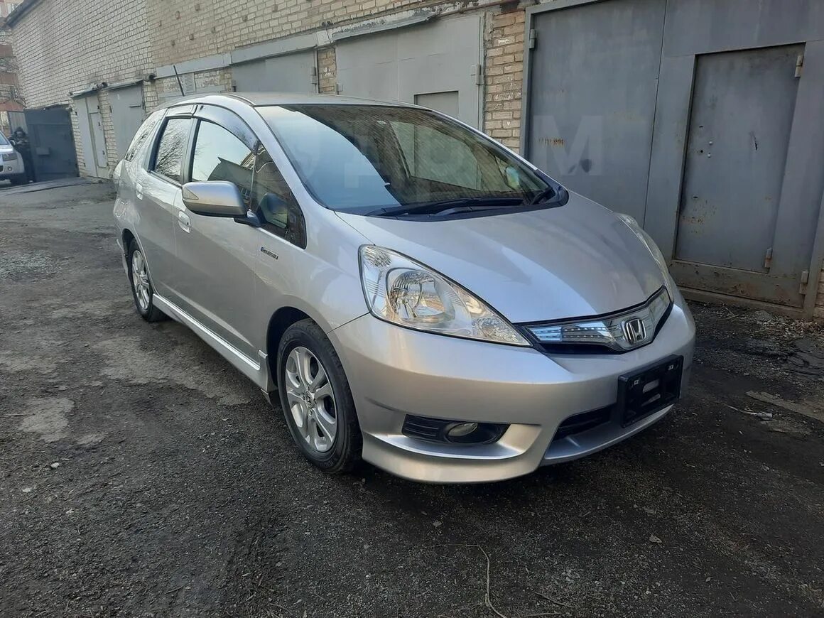 Honda fit shuttle hybrid 2013. Хонда шаттл 2011 года. Honda fit shuttle. Honda fit shuttle 2011. Хонда шаттл 2011 года.
