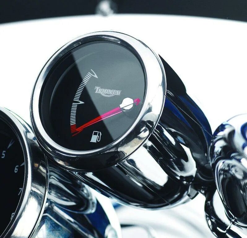 Топливо 3 поколения. Указатель топлива Триумф рокет. Triumph Rocket Clock. Мото индикатор уровня топлива. Триумф часы мото.
