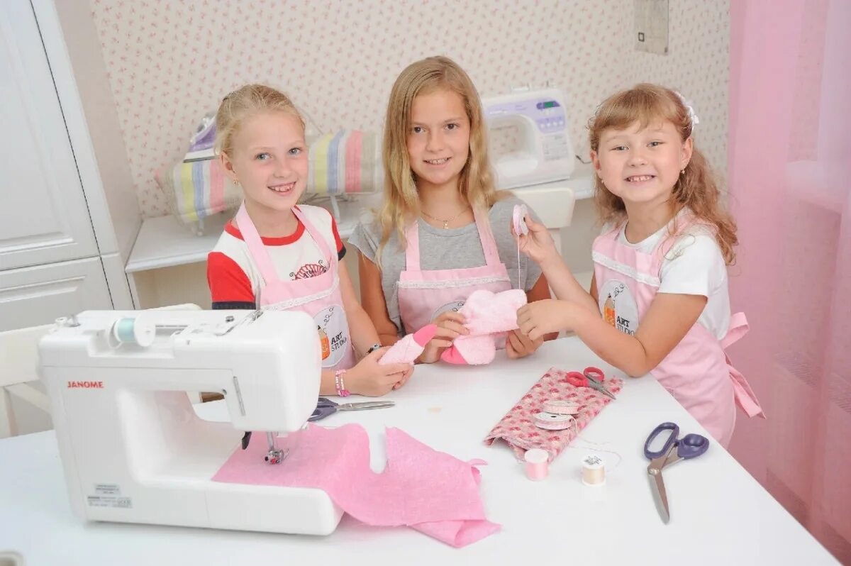 Юный дизайнер одежды. Уроков для юных дизайнеров. Юный модельер в детском саду. Юный модельер. Модельер для детей.