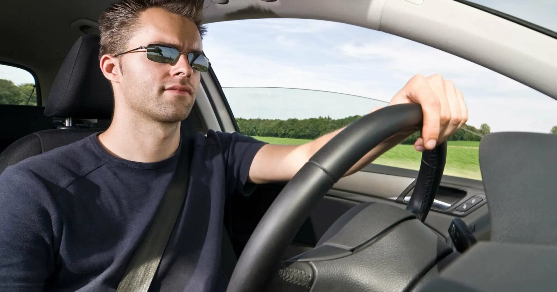 Парень в авто. Красивый мужчина в очках. Мужчина за рулем автомобиля. Мужчина в машине. Парень в очкам в машине.