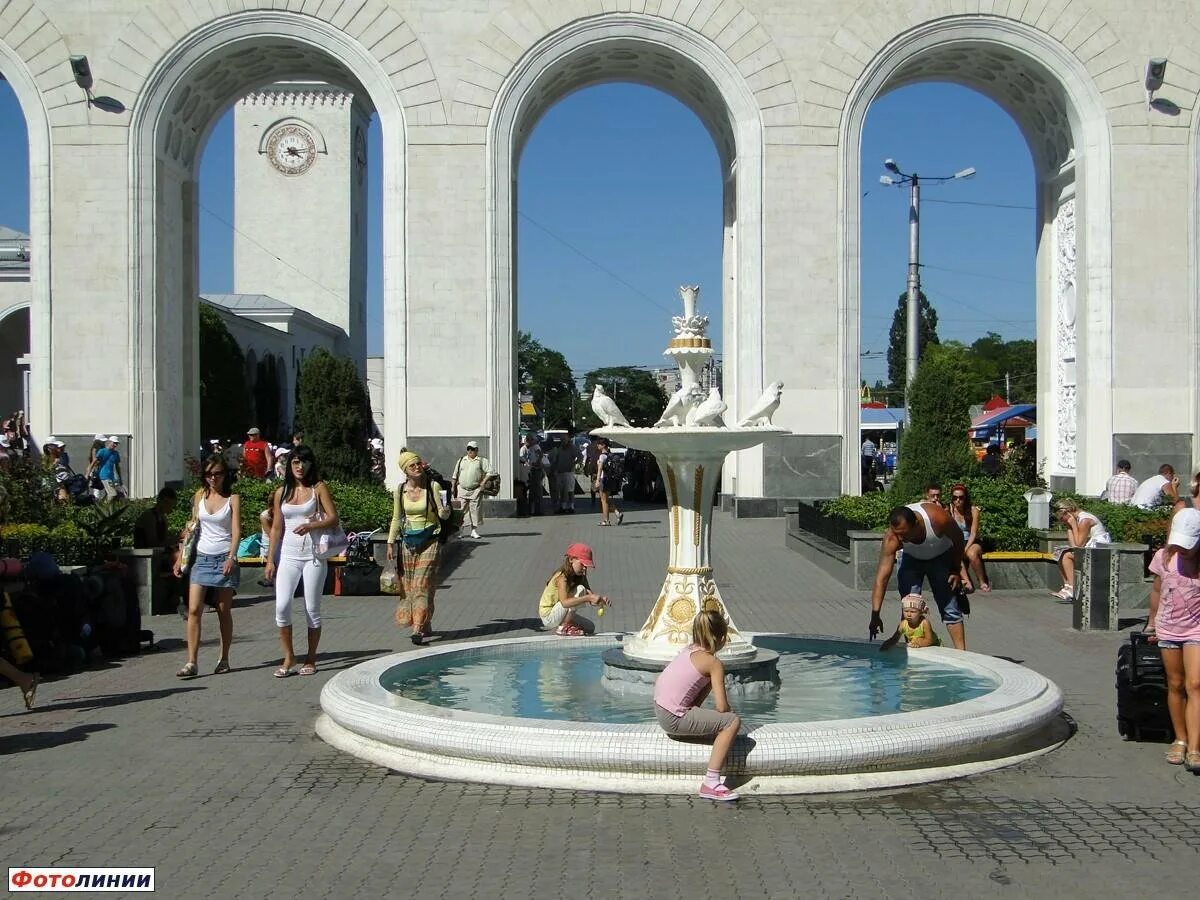 Погулять симферополе. Симферопольский ЖД вокзал фонтан. Фонтан на ЖД вокзале Симферополь. Крым город Симферополь. Крымский вокзал Симферополь.