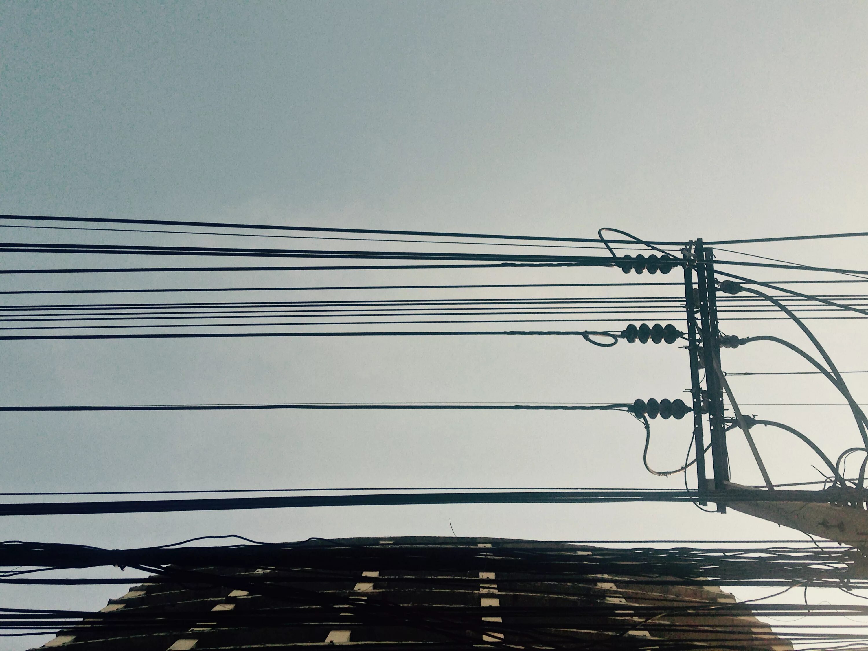 наблюдатель провода. запутанные провода. столбы с проводами в городе. много проводов. оптоволоконный кабель на столбах.