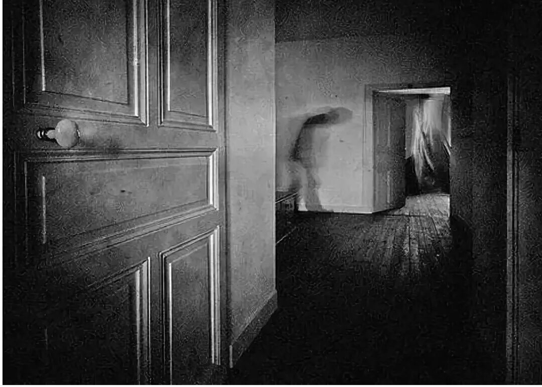 Жуткие двери. Страшная комната. Страшные тени в комнате. Страшная тёмная комната.