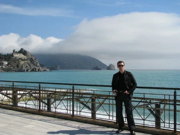 Азур гурзуф. Дача чехова гурзуф медведь гора. Польчук виталий гурзуф. Гурзуф население численность. Гурзуф аю даг дача чехова.