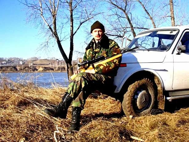 Езда на снегоходе. Ездить на охоту. Ездить на охоту. На квадрике с собакой. Охотник в лесу.