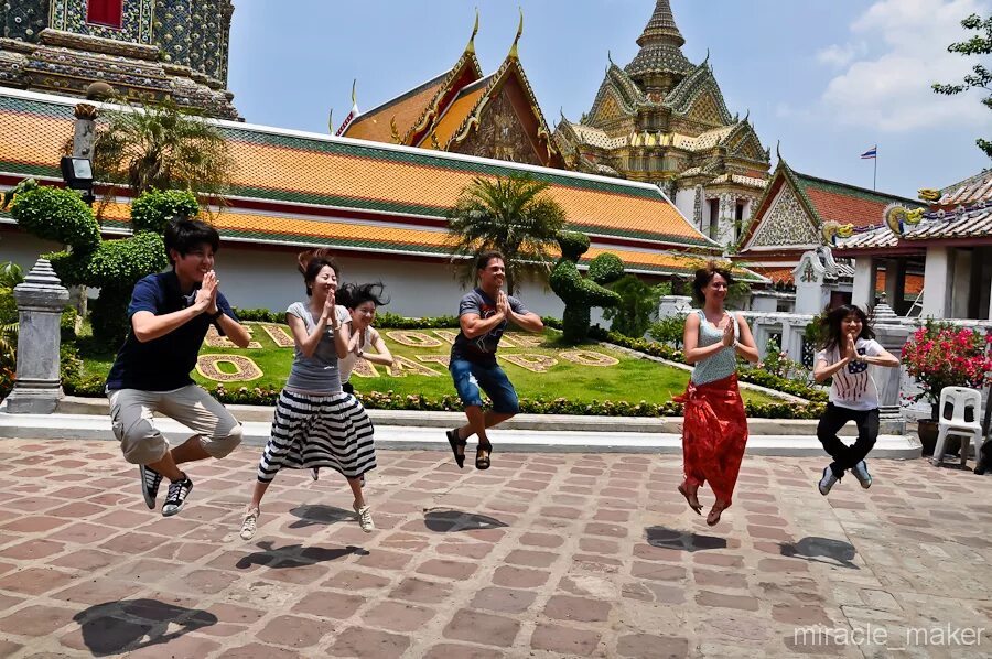 Тайланд туристы. Бангкок храм саронг. Туристы в Бангкоке. Бангкок фотосессия туристов.