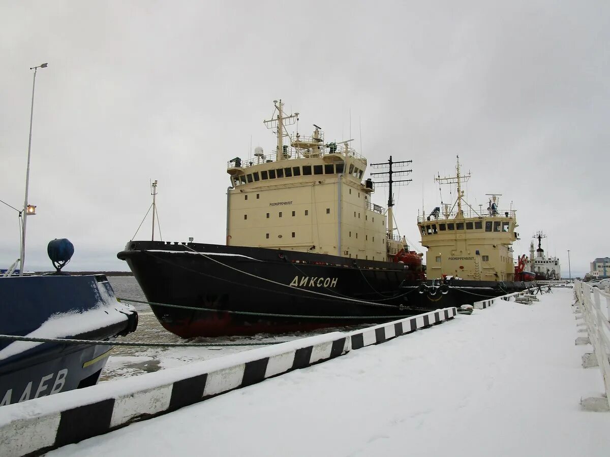 Ледокол диксон архангельск. Диксон корабль архангельск. Ледокол адмирал макаров. Диксон корабль архангельск. Ледокол капитан евдокимов архангельск.