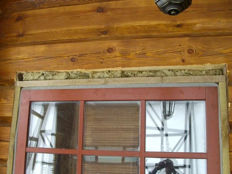 Можно заложить окно. Заделка окна в деревянном доме. Оконный проем в деревянном доме. Теплоизоляция оконных проемов в деревянном доме. Деревянный оконный проем.