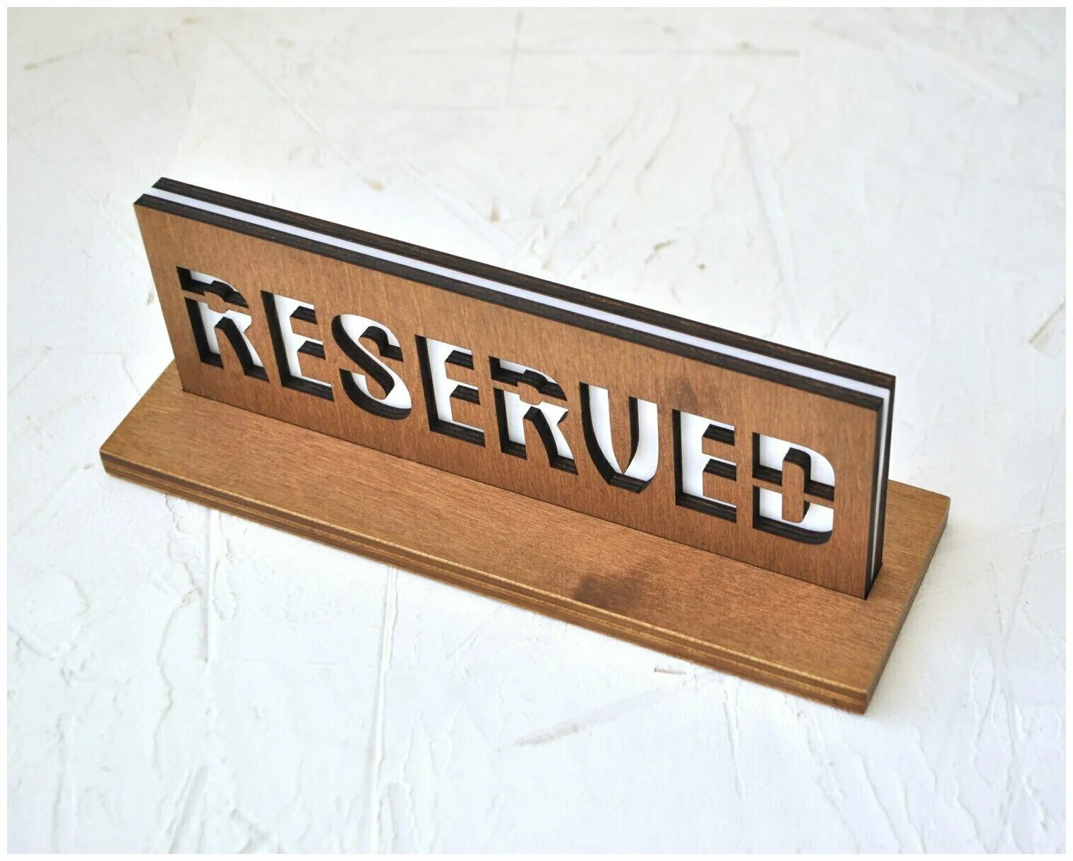 столяр. ключница из дерева. табличка резерв стола. хуебора на заказ из дерева. сувениры из дерева с гравировкой.