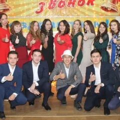 Выпускники школы. Выпуск 2015 2019. Последний звонок медалисты. Школа 2 искитим. Выпускники выпускают шары.