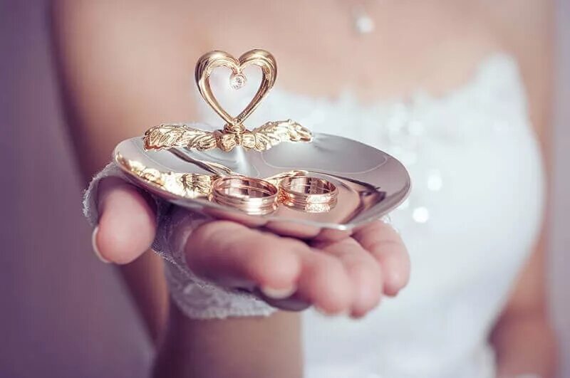 Кольца на свадьбу. Красивые Свадебные кольца. Свадебная тематика. Свадебная фотосессия кольца. Брак ювелирного изделия