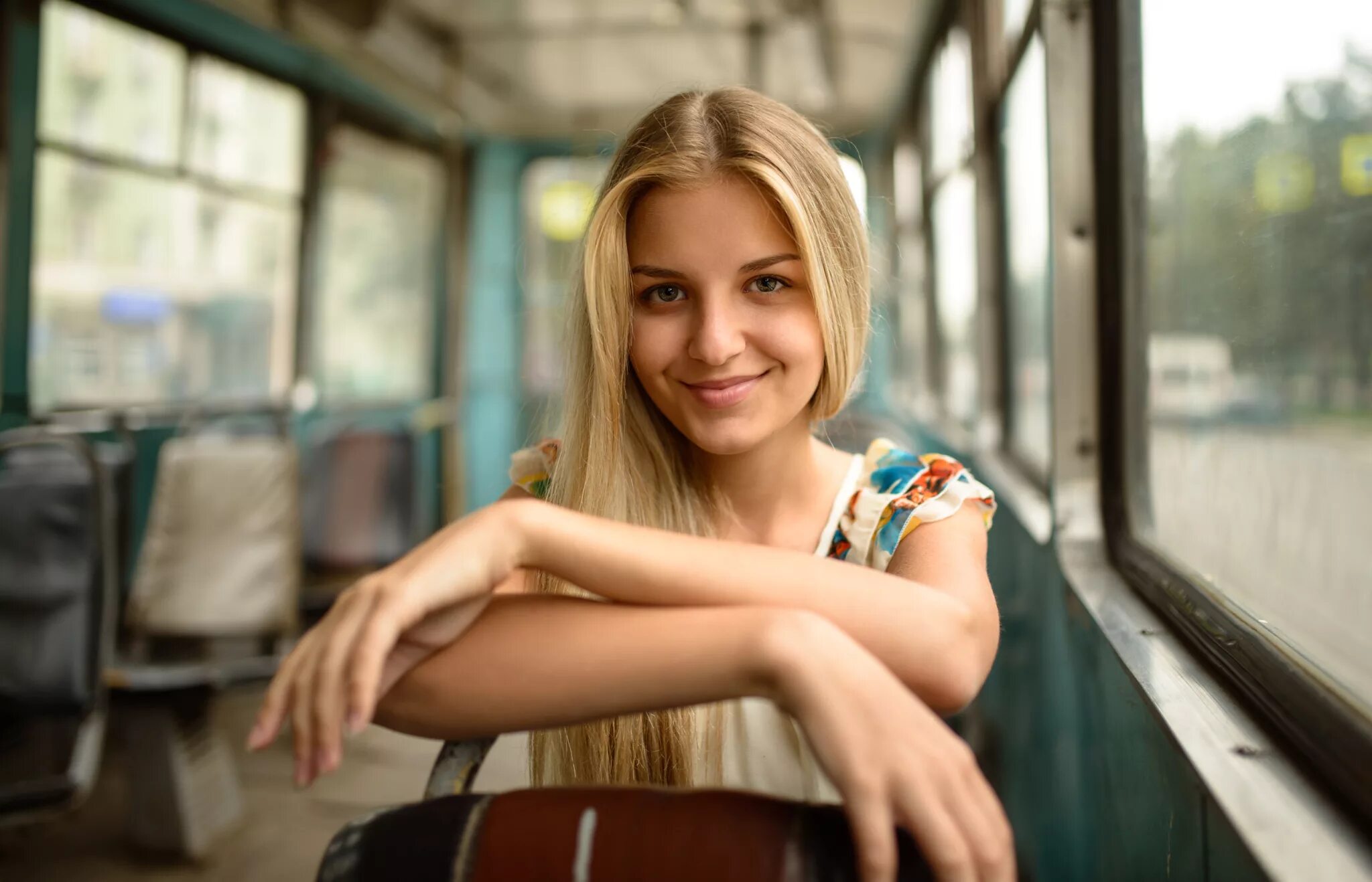 Девушка в трамвае. Красивая девушка в трамвае. Молодая девушка. Блондинка в трамвае. Русские женщины в автобусе