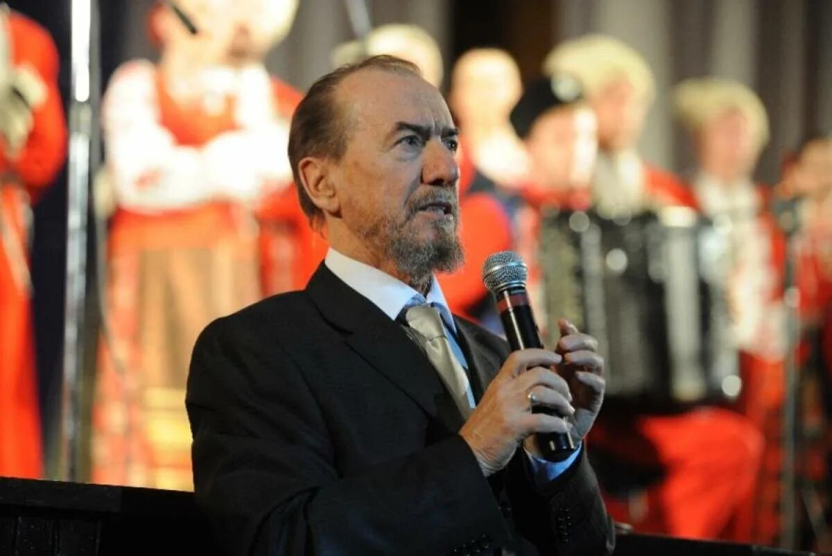 Виктор захарченко композитор. Виктор захарченко казачий маэстро. Кубанский хор виктору захарченко. Захарченко дирижер. Руководитель кубанского казачьего хора виктор захарченко.