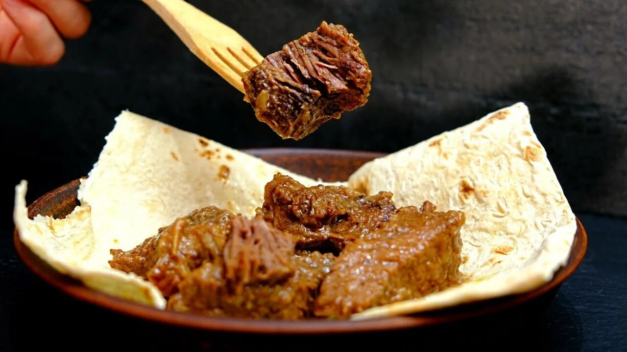 Томленая говядина. Говядина в луке и сливочном масле. Говядина тушеная по кремлевски. Мясо с луком и морковью. Мясо по кремлевски из говядины.