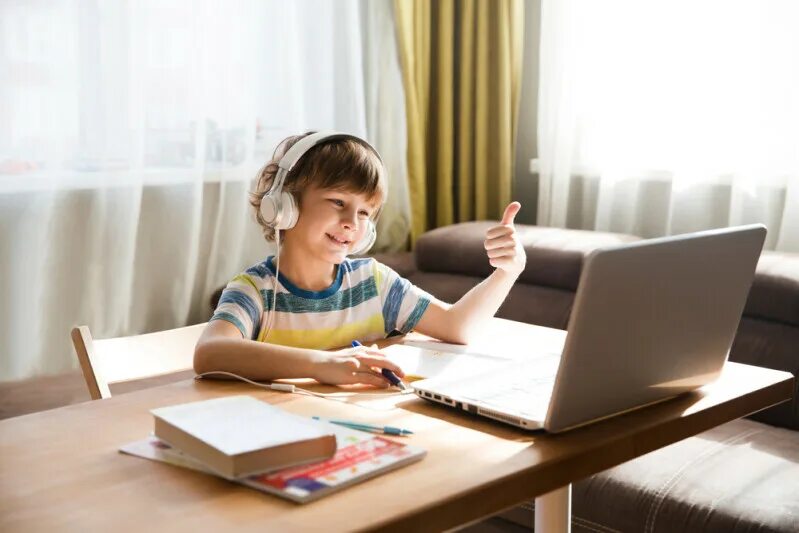 Обучения на дому 9 класс. Занятия с репетитором. Родители и дети. Семейное образование. Две девушки учатся.