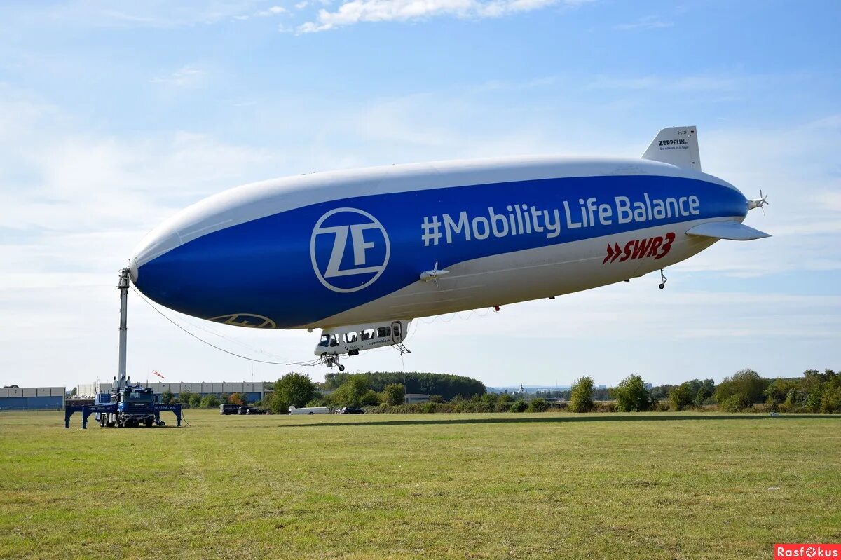 дирижабль ссср-в2 «смольный». дирижабль альбатрос ижорский. дирижабль 2022. ля франс дирижабль. дирижабль над городом.