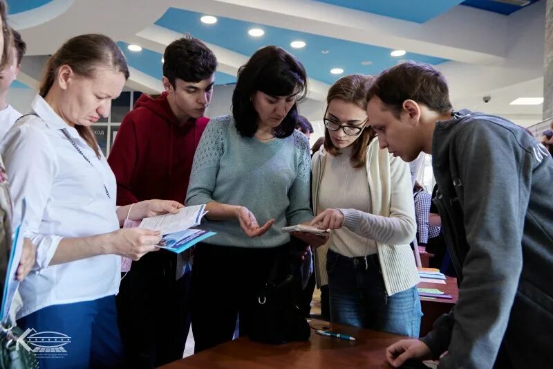 Политех спбгу. Студенты спбгту 2022. Выпускники колледжа. Томский тпу. Студенческая аудитория амфитеатр мгу.