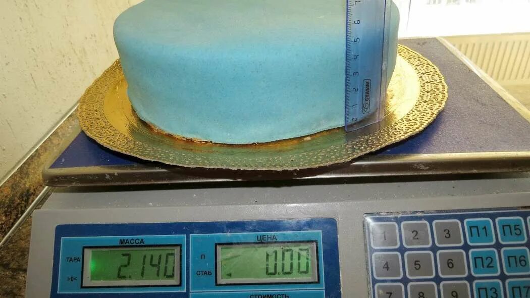2 кг торта это сколько. Килограммовый торт. Торт 1,5 кг. Торт 2 кг. 1 Килограмм торта.