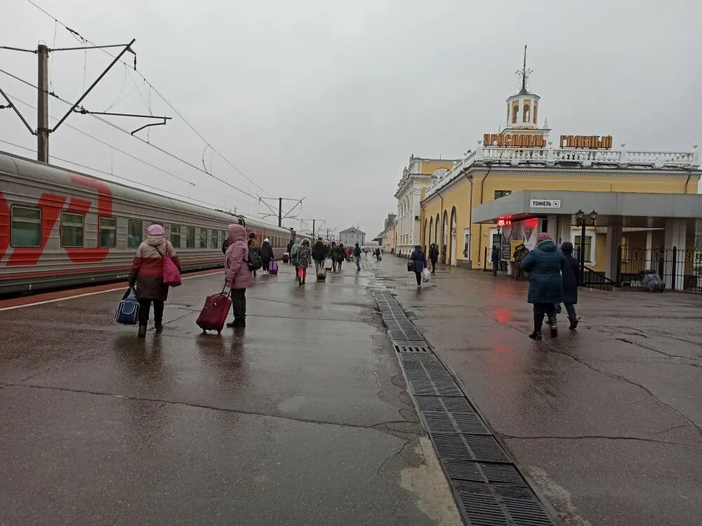 Ярославль главный перрон. Московский вокзал 2003 год. Ярославль главный вокзал 90-е. Ярославль главный Москва.