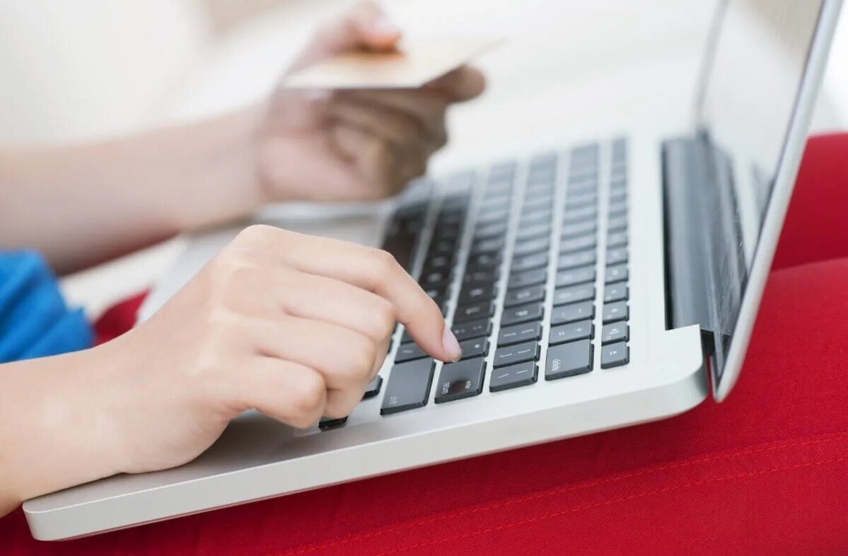 Такси максим приложение. Автомеханик с клиентом. Рекламная листовка интернет. Закажите через сервис. Автоматизация продаж.