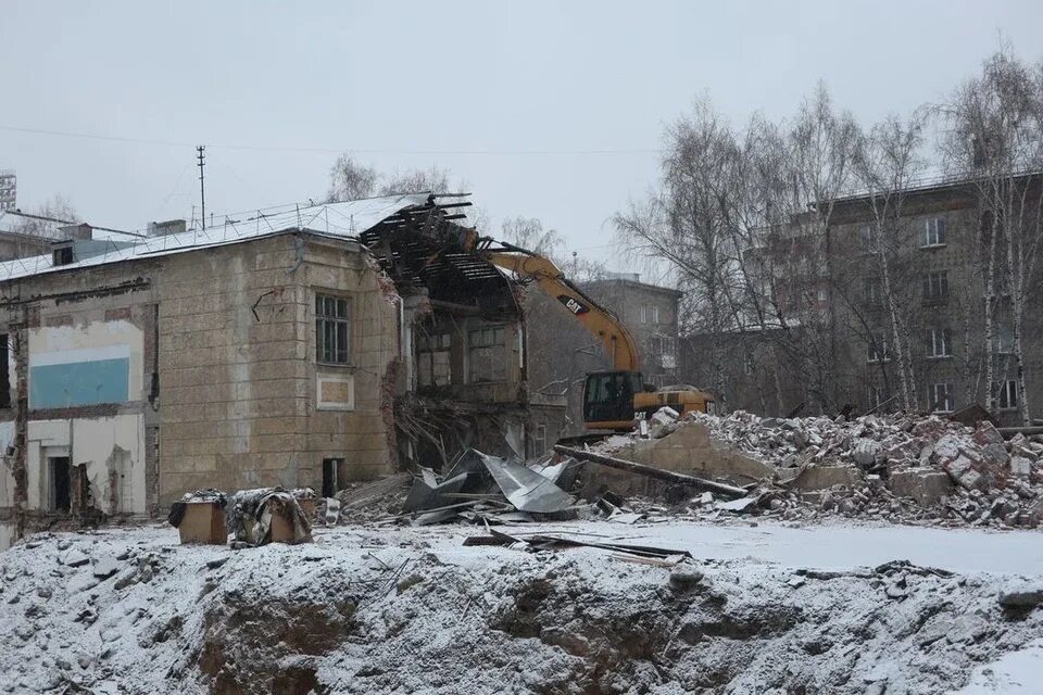 Новосибирск будут сносить. Снесли школу 54 новосибирск. Снос дома. Жилой комплекс снесли из-за грунтовых вод. Снесенные здания новосибирска.