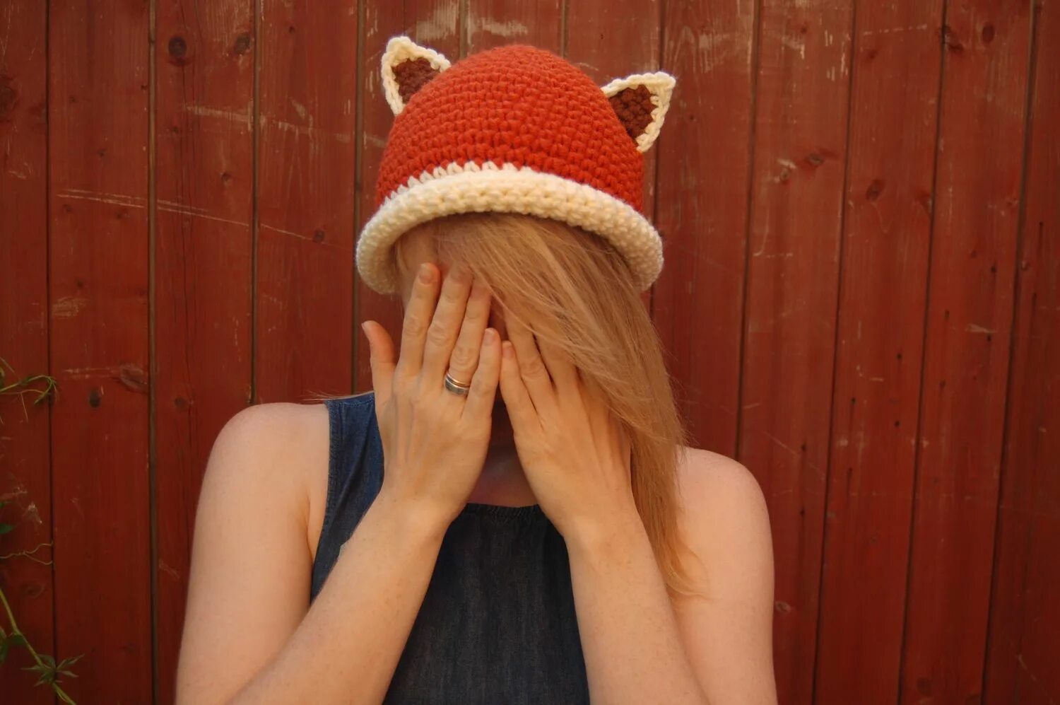 Другую шапку. Шапка с музыкой купить. Шапки. Шапки для круглого лица. Шапки we know.