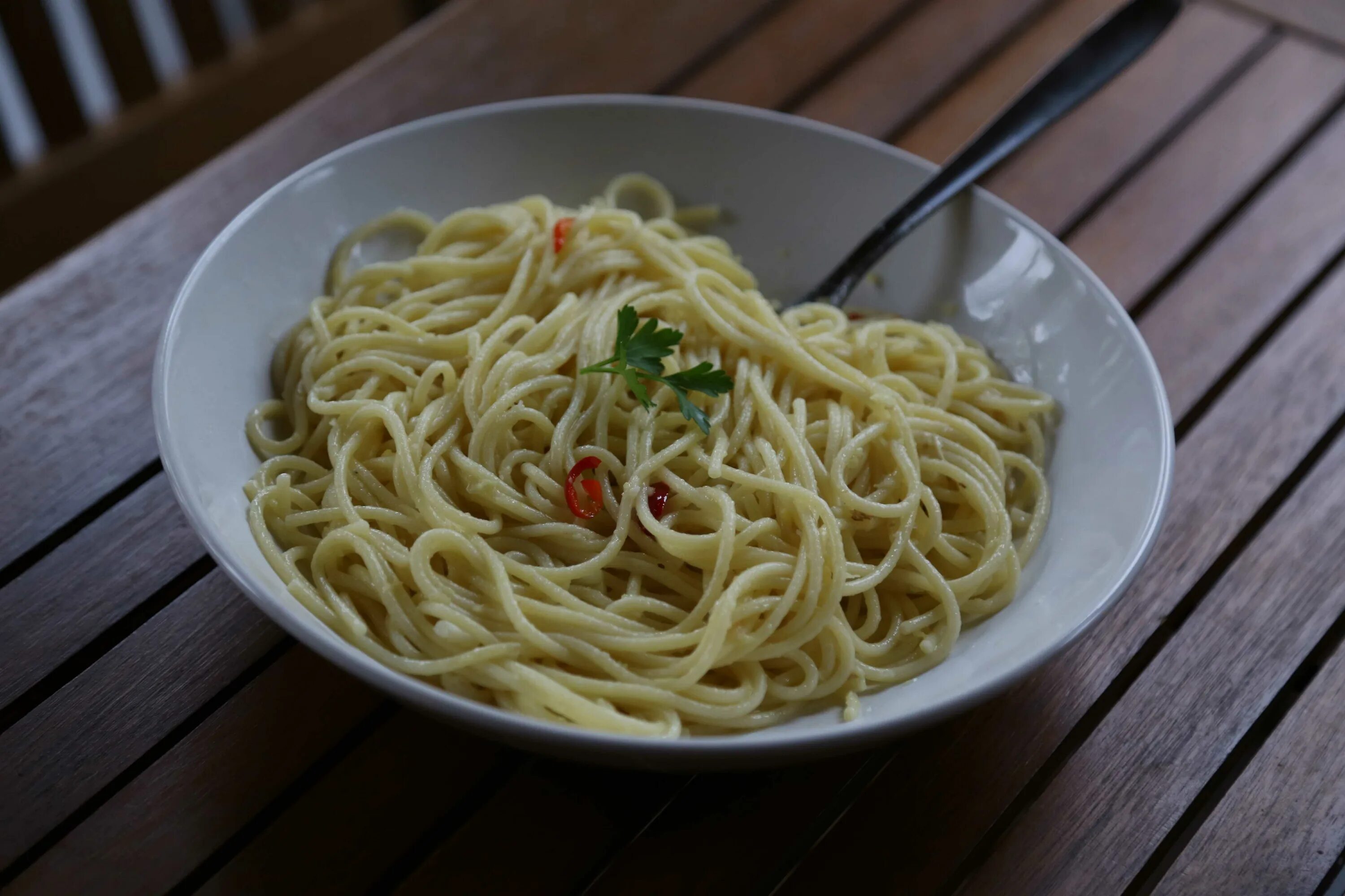 Как выглядит спагетти. Спагетти aglio e olio. Samyang лапша Carbonara. Лапша в тарелке. Макароны в тарелке.