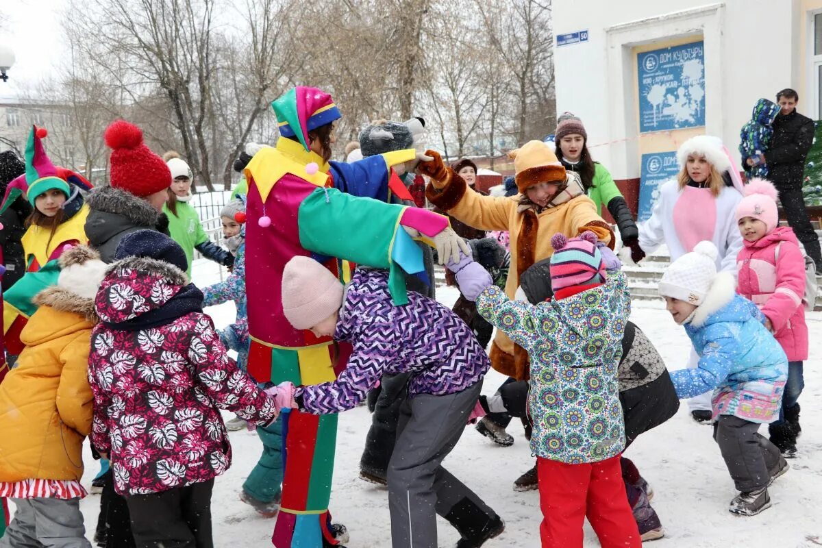 Масленица в автозаводском парке нижний. Солнечная Масленица. Скоморохи на Масленицу. Масленица гуляния Скоморохи. Масленичные гуляния в Уфе 2022.