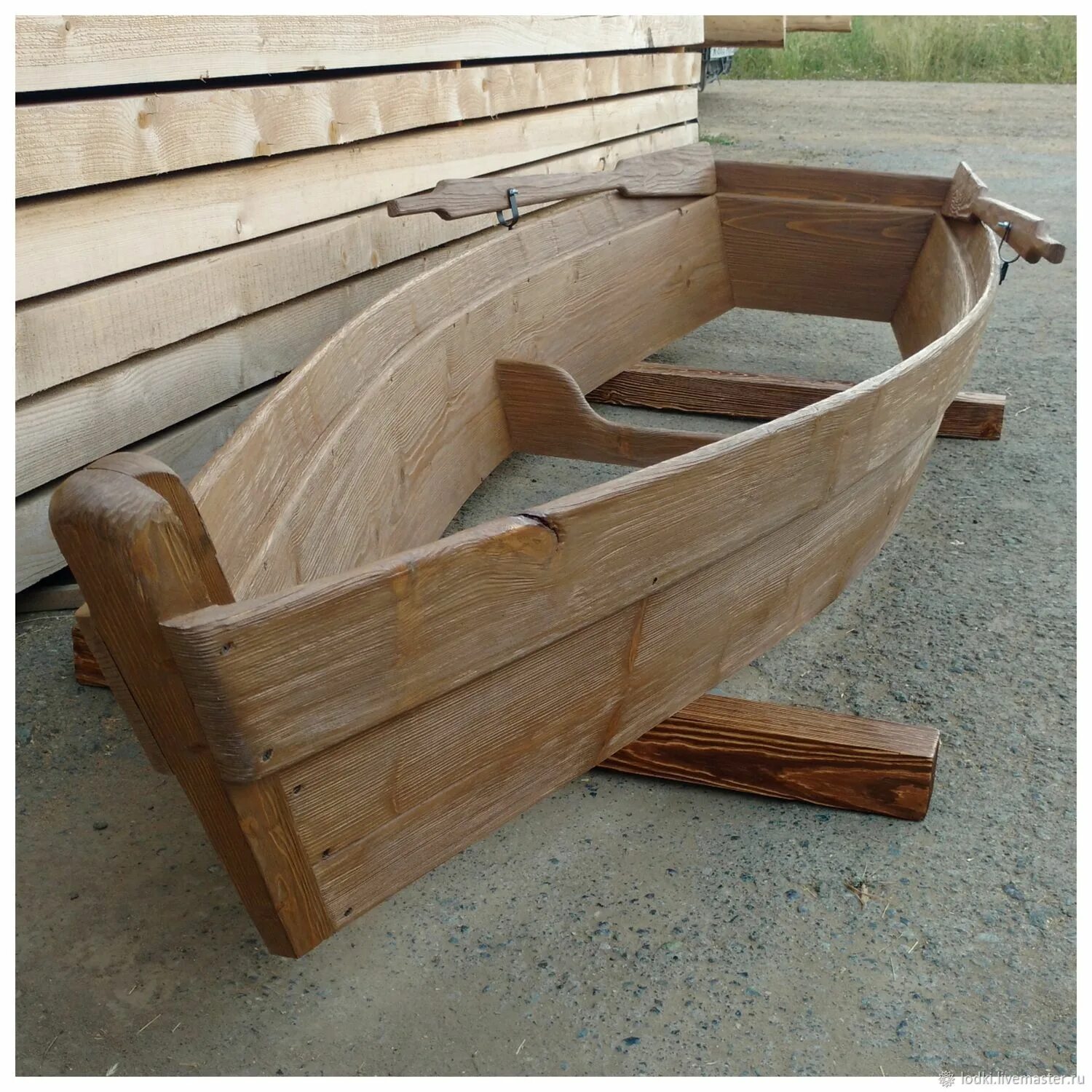 Скамья из цельного дерева. Лавочка в лодку. Клумба в виде лодки. Мебель из старых лодок. Скамейка в виде лодки.