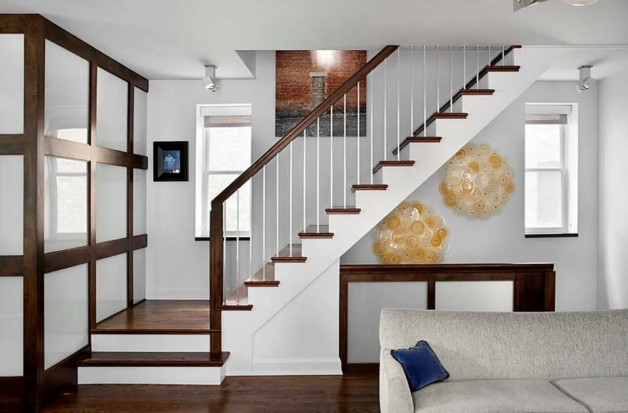 Пройти 2 этаж дом. Одномаршевая лестница на 2 этаж. Лестница на второй этаж сбоку. Лестница на 2 этаж сбоку. Лестница в двухэтажном доме.