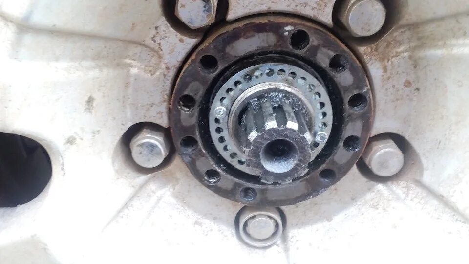 Люфт переднего колеса. Гайка ступицы гольф 2. Подшипник полуоси hyundai h940s. Меняем переднюю ступицу на ваз 2110. Люфт передней ступицы.