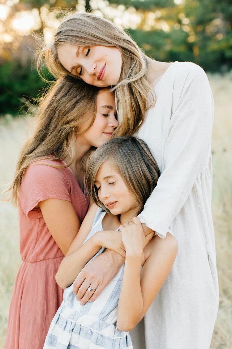 Мама и дочка. Фотосессия мама и дочка. Фотосессия с 2 дочками. Фотосессия мама и две дочери.