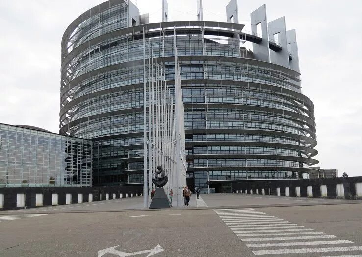 Здание европейского парламента в Страсбурге. Здание Европарламента в Брюсселе Вавилонская башня. Здание Евросоюза в Страсбурге. Здание Европарламента Колизей.