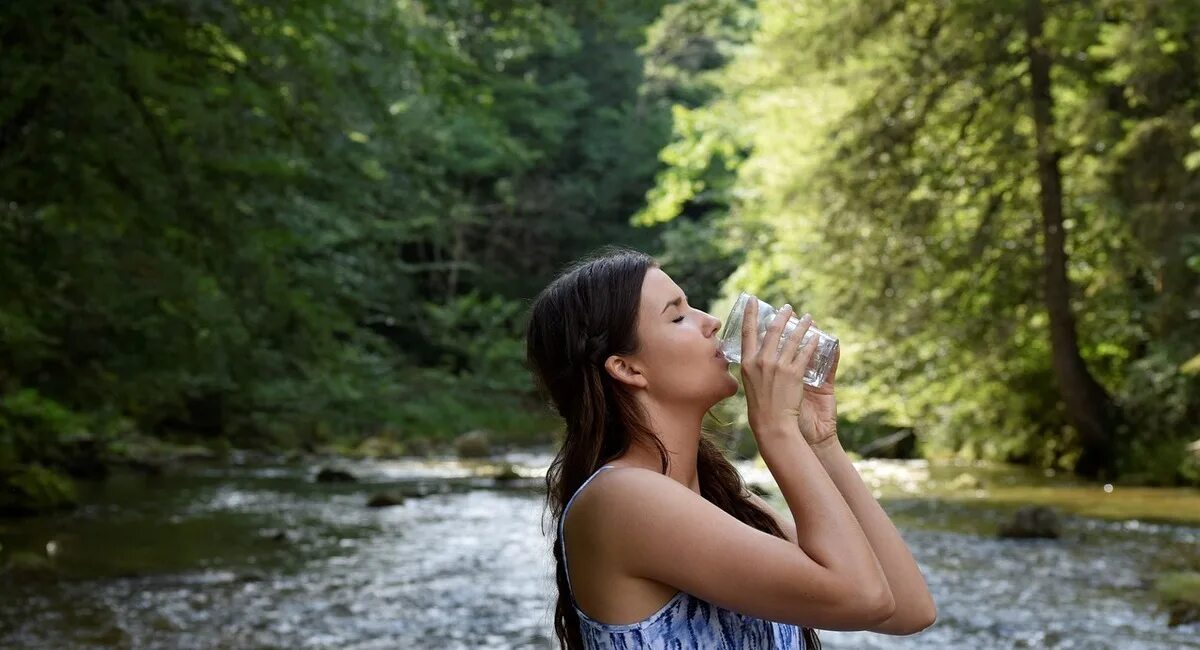 Люди пьют вино. Девушка льет алкоголль. К чему снится пьющая девушка. Пить вино. Белое вино с женщиной.