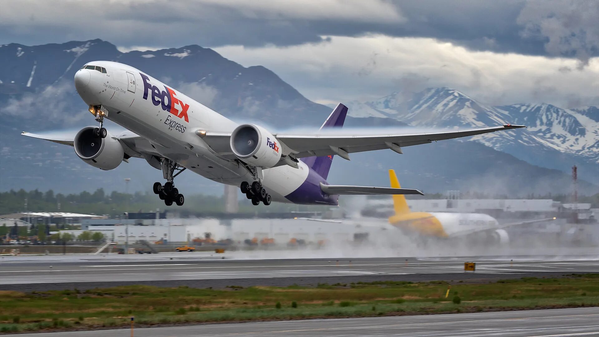 Boeing 747 FEDEX. Аэропорт Иркутск Боинг 777. Boeing 777 take off. FEDEX Airplane.