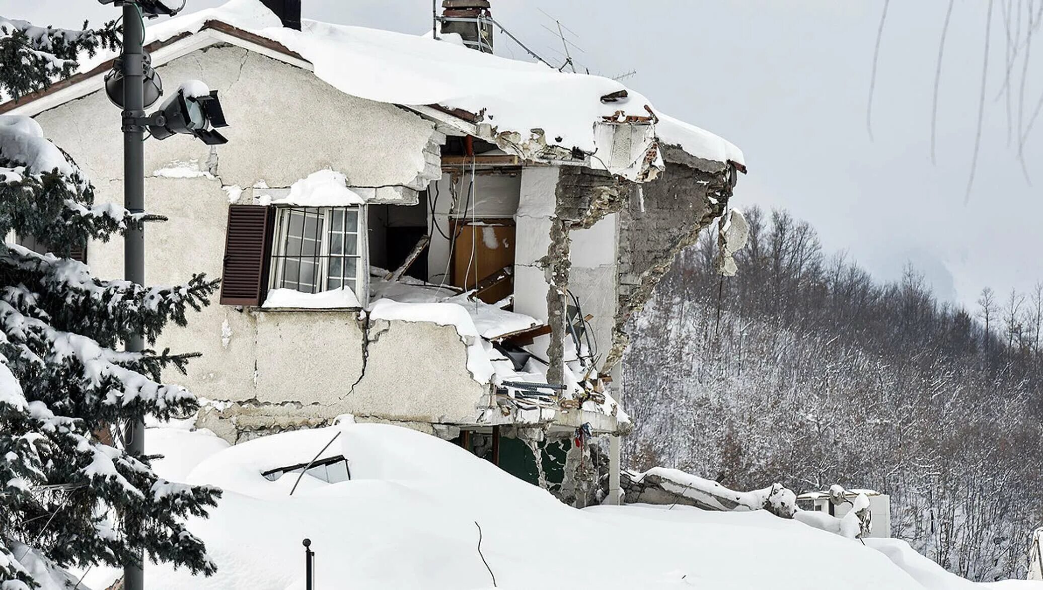 Разрушенный дом в снегу. Разрушенные дома. Лавина разрушения. Последствия лавины.