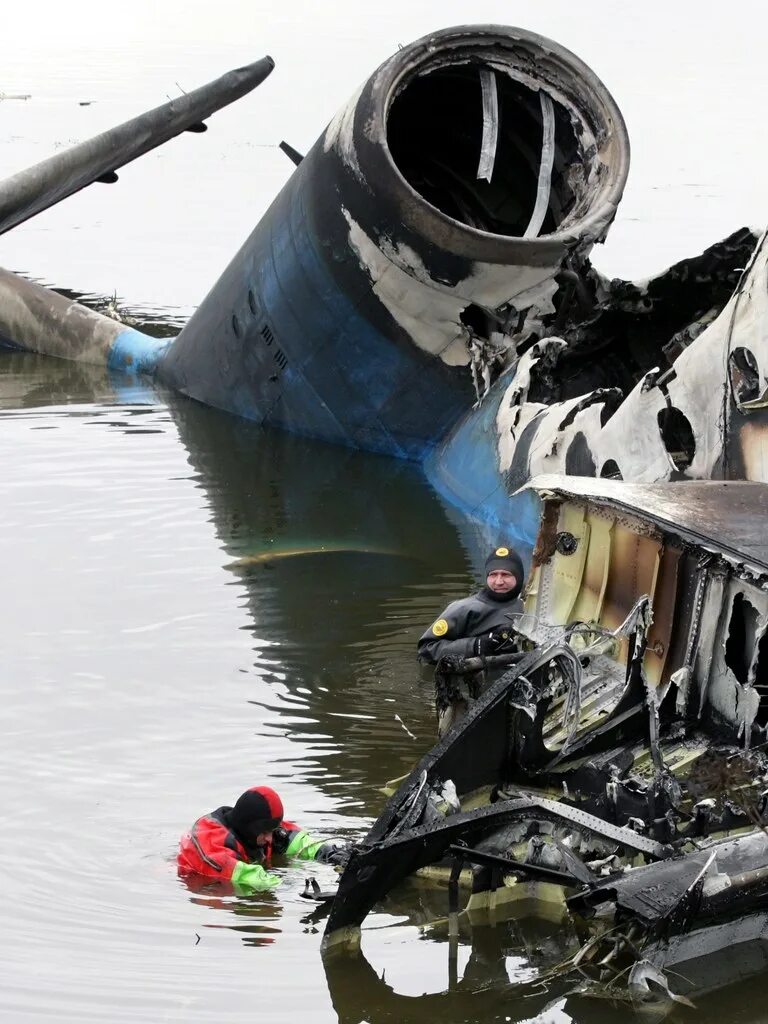 Крушение самолета Локомотив Ярославль. Крушение як 42 под Ярославлем. Як-42 катастрофа Локомотив. Катастрофа Ярославль 2011. Какой локомотив разбился на самолете