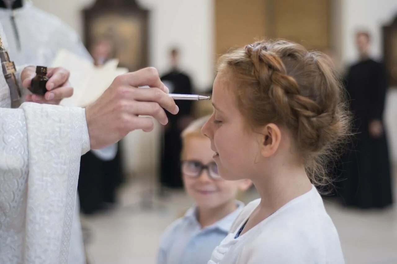 Таинство миропомазания презентация. Таинство миропомазания. Что такое миропомазание. Православные таинство миппамазаниие. Миропомазание презентация.