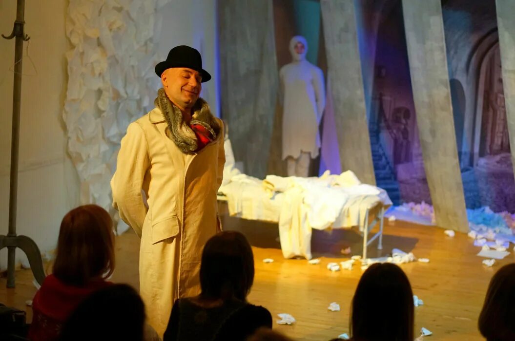 Спектакль контрабас с райкиным. Белый театр хабаровск. Белый театр врн. Белый театр. Достопримечательности хабаровска театр.