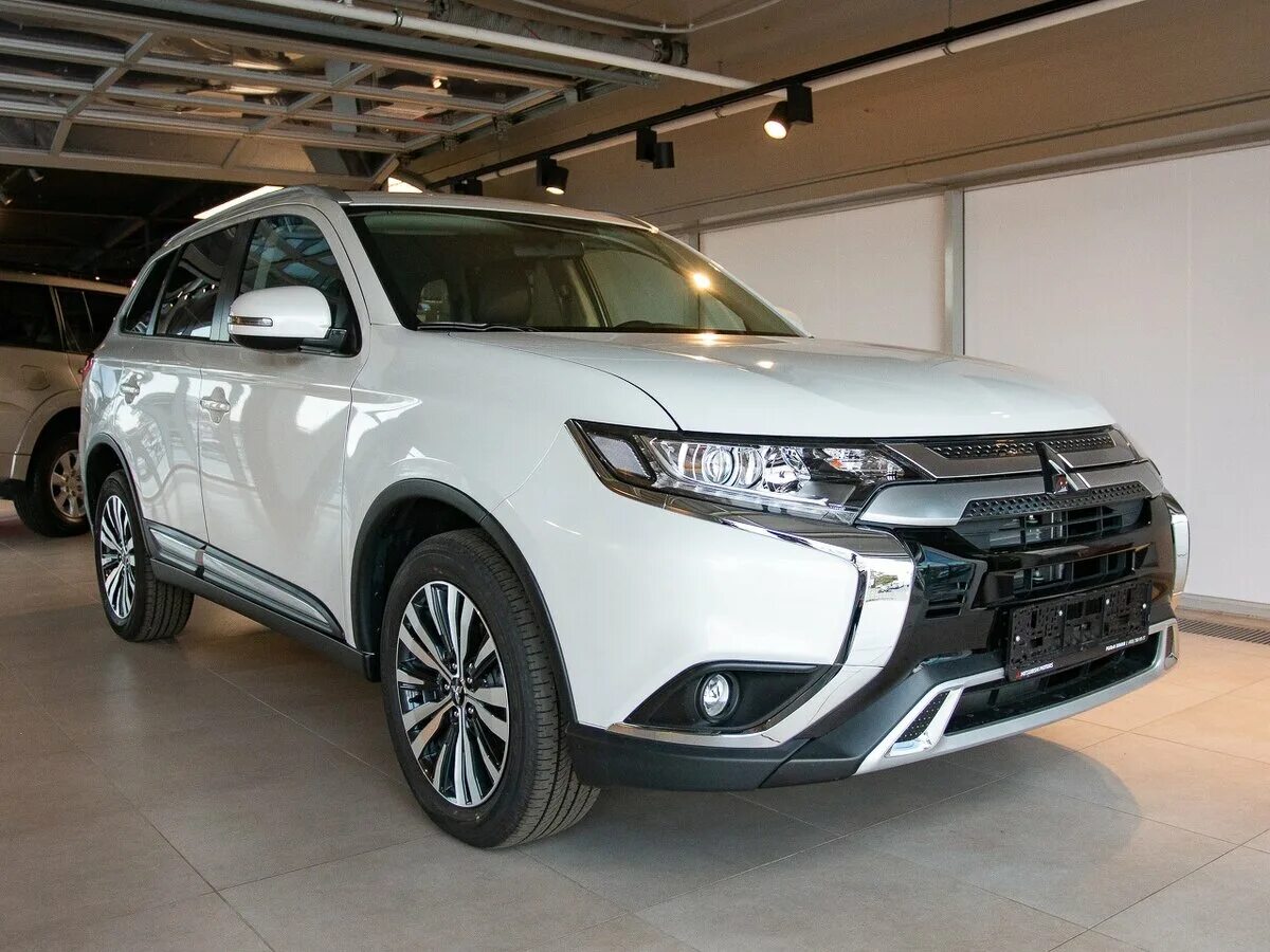 Mitsubishi Outlander 2020. Митсубиши Аутлендер 2020. Аутлендер 2020 2.4. Аутлендер 2020 белый.