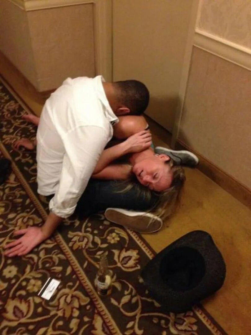 Изменяет по пьяни с друзьями