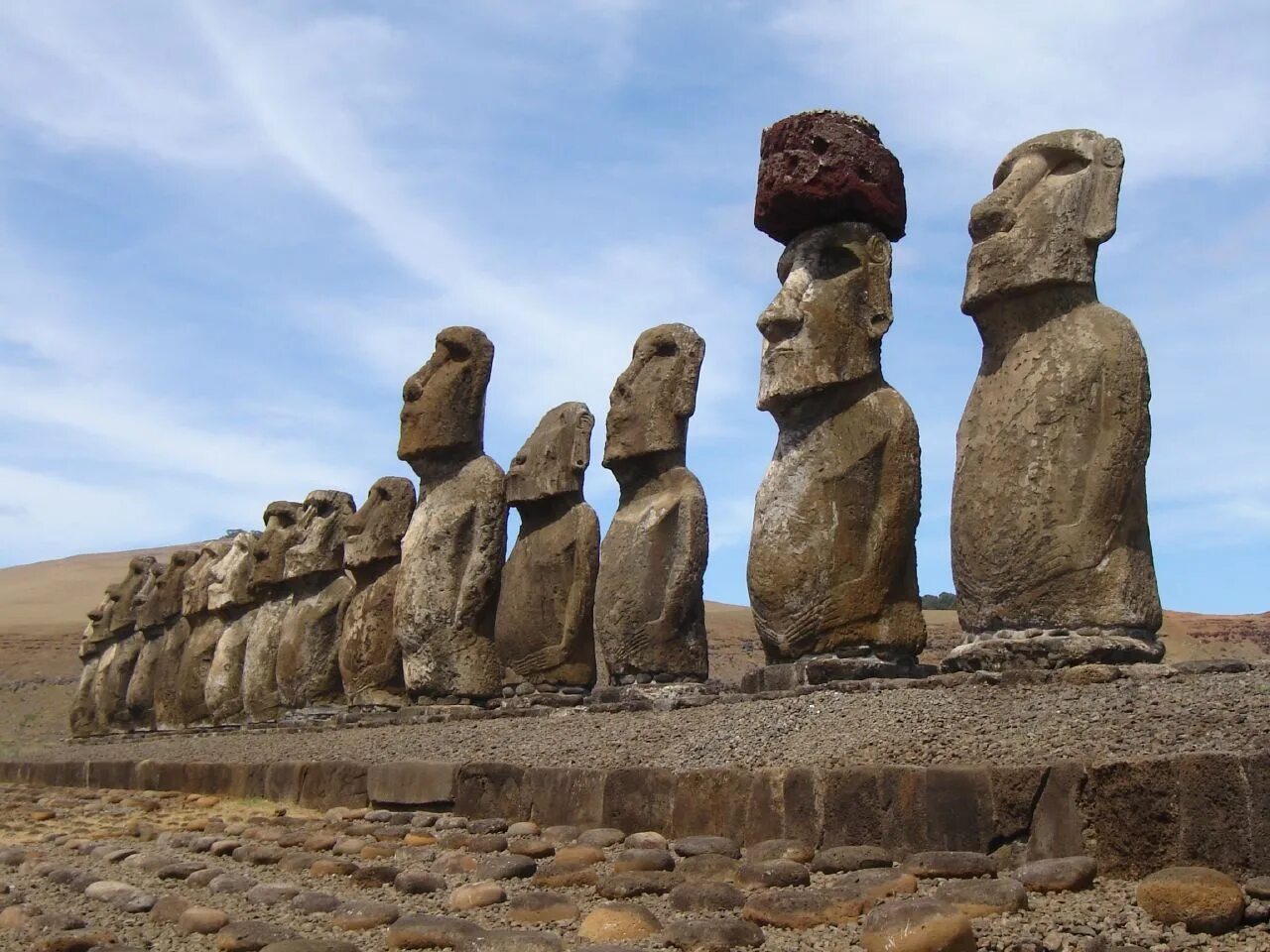 Древность по другому. Каменные истуканы Моаи на острове Пасхи. Остров Пасхи статуи Моаи. Моаи на острове Пасхи. Идолы острова Пасхи.